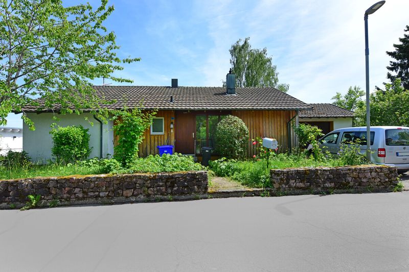 Freistehendes Einfamilienhaus mit Garten, Garage und Einliegerwohnung